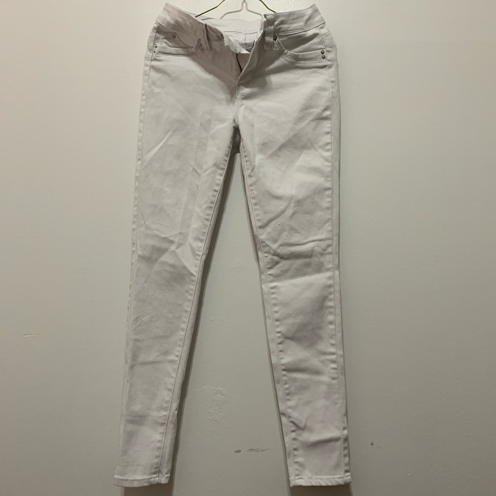 White low-waisted skinny jeans